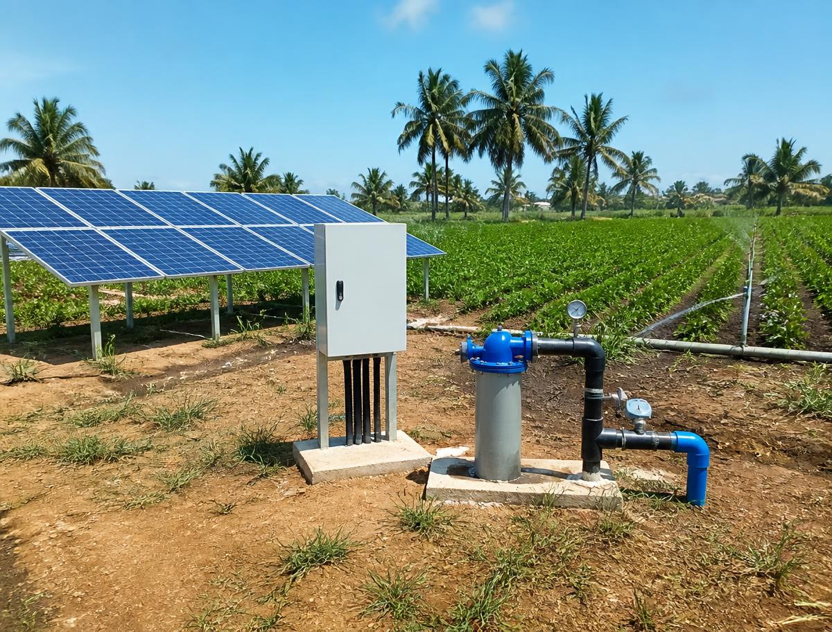 Sistema de bombeo de agua alimentado por paneles solares en una finca